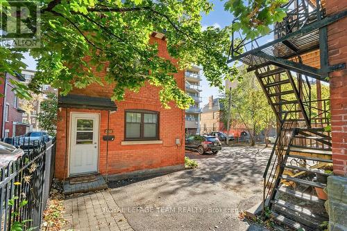 Coach House Bachelor units - 260 Somerset Street W, Ottawa, ON - Outdoor