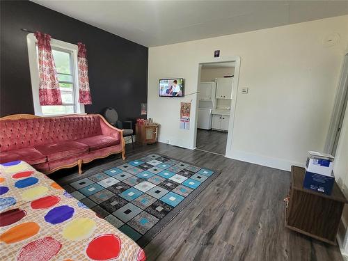 423 6Th Avenue Ne, Portage La Prairie, MB - Indoor Photo Showing Living Room