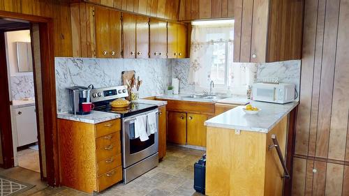 200 3Rd Avenue, Cranbrook, BC - Indoor Photo Showing Kitchen