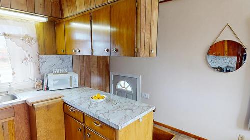 200 3Rd Avenue, Cranbrook, BC - Indoor Photo Showing Kitchen