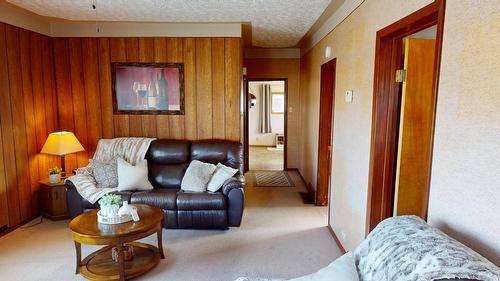 200 3Rd Avenue, Cranbrook, BC - Indoor Photo Showing Living Room