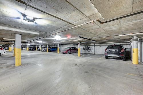 Garage - 1211-4975 Rue Jean-Talon O., Montréal (Côte-Des-Neiges/Notre-Dame-De-Grâce), QC - Indoor Photo Showing Garage