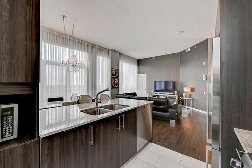Kitchen - 1211-4975 Rue Jean-Talon O., Montréal (Côte-Des-Neiges/Notre-Dame-De-Grâce), QC - Indoor Photo Showing Kitchen With Double Sink With Upgraded Kitchen