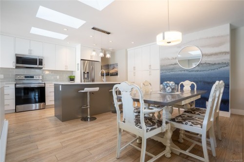 812 Mann Ave, Saanich, BC - Indoor