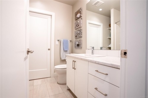 812 Mann Ave, Saanich, BC - Indoor Photo Showing Bathroom
