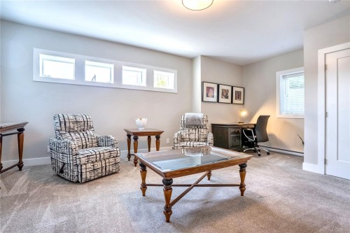 812 Mann Ave, Saanich, BC - Indoor Photo Showing Living Room