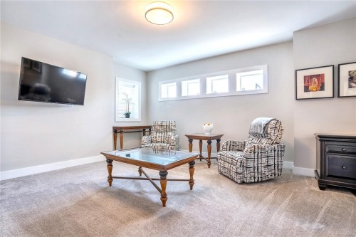812 Mann Ave, Saanich, BC - Indoor Photo Showing Living Room