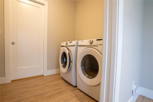 812 Mann Ave, Saanich, BC - Indoor Photo Showing Laundry Room