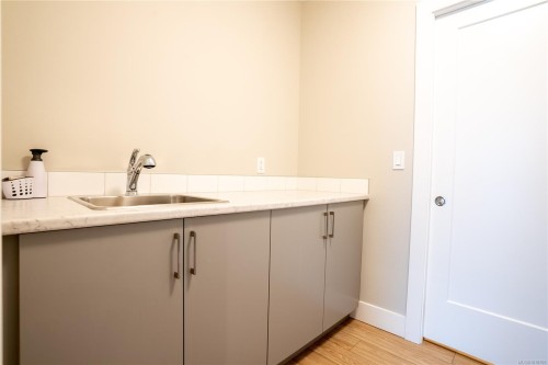 812 Mann Ave, Saanich, BC - Indoor