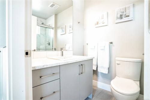 812 Mann Ave, Saanich, BC - Indoor Photo Showing Bathroom