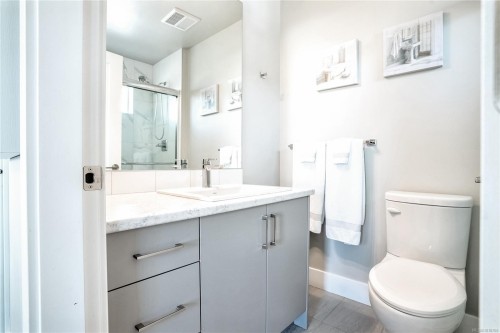 812 Mann Ave, Saanich, BC - Indoor Photo Showing Bathroom