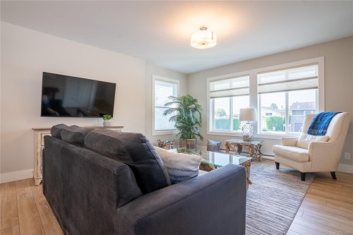 812 Mann Ave, Saanich, BC - Indoor Photo Showing Living Room