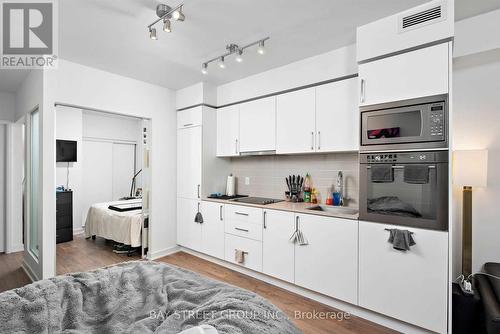 313W - 27 Bathurst Street, Toronto, ON - Indoor Photo Showing Kitchen