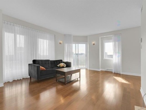 Living Room - 901-3330 Boul. Le Carrefour, Laval (Chomedey), QC - Indoor Photo Showing Living Room