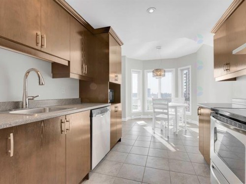 Kitchen - 901-3330 Boul. Le Carrefour, Laval (Chomedey), QC - Indoor Photo Showing Kitchen With Upgraded Kitchen