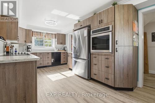 9043 Ridge Road, Niagara Falls, ON - Indoor Photo Showing Kitchen