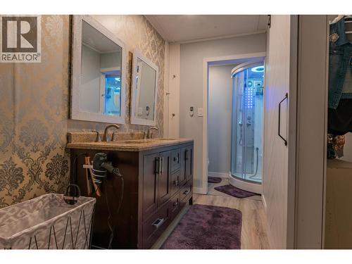 2194 Sixth Avenue, Trail, BC - Indoor Photo Showing Bathroom