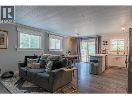 2194 Sixth Avenue, Trail, BC - Indoor Photo Showing Living Room
