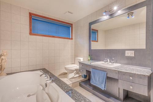 Bathroom - 2 Place De Montmedy, Lorraine, QC - Indoor Photo Showing Bathroom