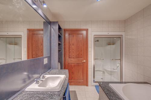 Bathroom - 2 Place De Montmedy, Lorraine, QC - Indoor Photo Showing Bathroom