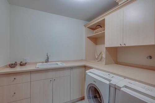 Laundry room - 2 Place De Montmedy, Lorraine, QC - Indoor Photo Showing Laundry Room