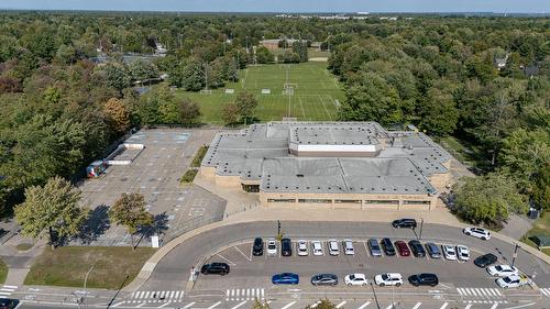 Nearby - 2 Place De Montmedy, Lorraine, QC - Outdoor With View