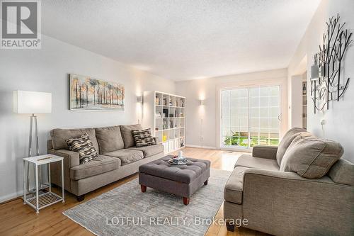 427 Kintyre Private, Ottawa, ON - Indoor Photo Showing Living Room