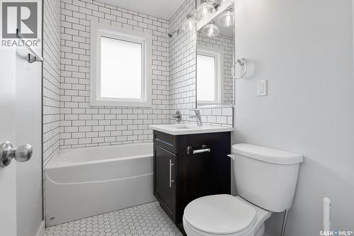 2711 Mackay Street, Regina, SK - Indoor Photo Showing Bathroom