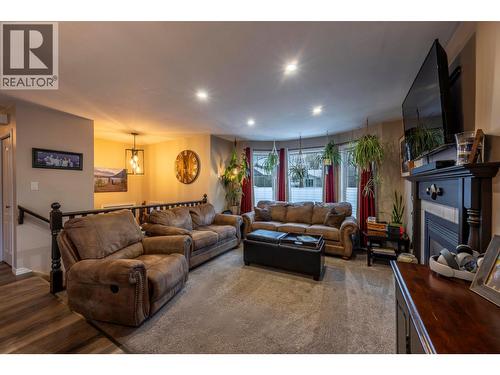 517 12Th Street S, Golden, BC - Indoor Photo Showing Living Room