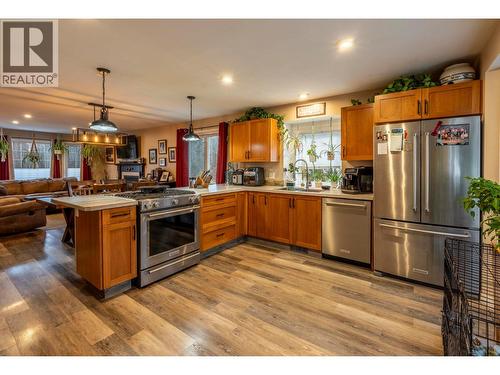 517 12Th Street S, Golden, BC - Indoor Photo Showing Kitchen