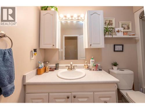 517 12Th Street S, Golden, BC - Indoor Photo Showing Bathroom
