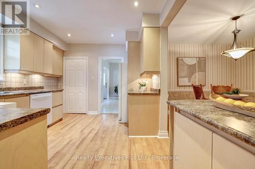 322 Pine Avenue, Oakville (Oo Old Oakville), ON - Indoor Photo Showing Kitchen
