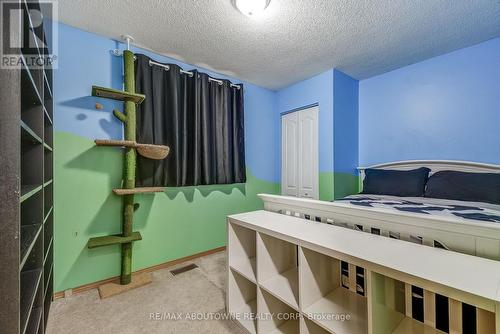 211 East 8Th Street, Hamilton, ON - Indoor Photo Showing Bedroom