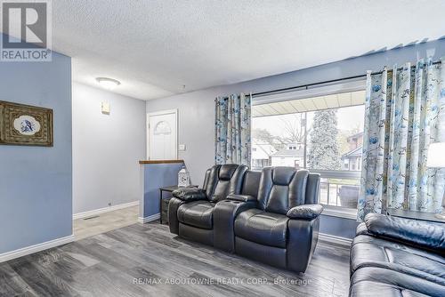 211 East 8Th Street, Hamilton, ON - Indoor Photo Showing Living Room