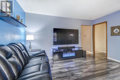 211 East 8Th Street, Hamilton, ON - Indoor Photo Showing Living Room