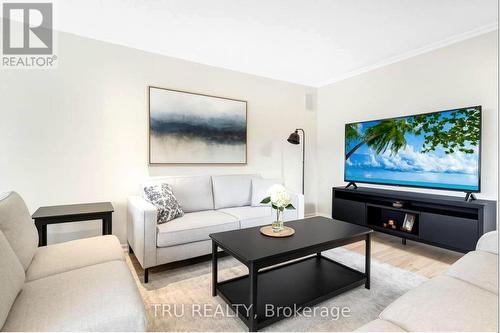 102 Southpointe Avenue, Ottawa, ON - Indoor Photo Showing Living Room