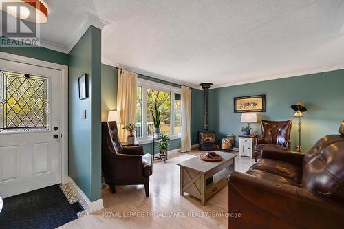 2804 Myrtle Place, Elizabethtown-Kitley, ON - Indoor Photo Showing Living Room