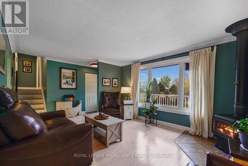 2804 Myrtle Place, Elizabethtown-Kitley, ON - Indoor Photo Showing Living Room