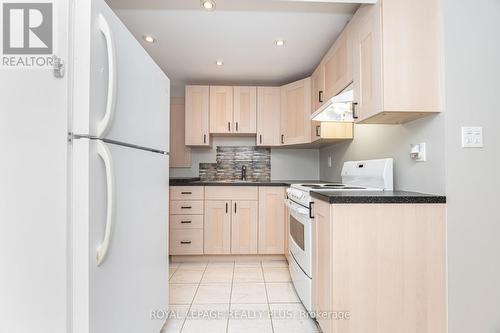 3673 Freeman Terrace, Mississauga, ON - Indoor Photo Showing Kitchen