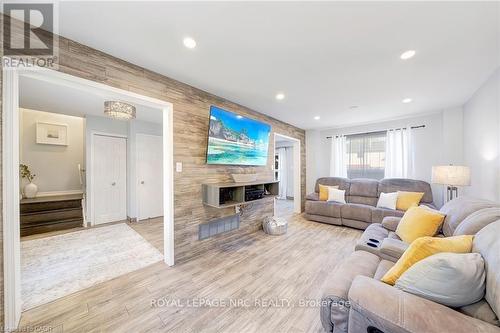 22 Pleasant Grove Terrace, Grimsby, ON - Indoor Photo Showing Living Room With Fireplace
