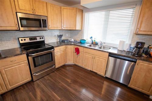 32 Oakleigh Place, Winnipeg, MB - Indoor Photo Showing Kitchen With Double Sink