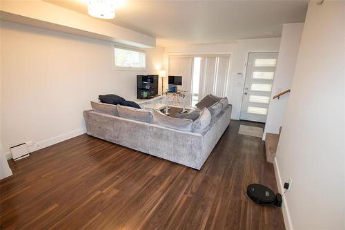 32 Oakleigh Place, Winnipeg, MB - Indoor Photo Showing Living Room
