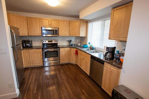 32 Oakleigh Place, Winnipeg, MB - Indoor Photo Showing Kitchen With Double Sink