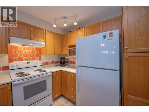 3320 Centennial Drive Unit# 305, Vernon, BC - Indoor Photo Showing Kitchen