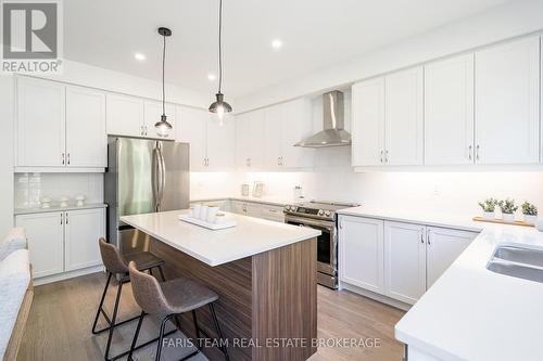89 Berkely Street, Wasaga Beach, ON - Indoor Photo Showing Kitchen With Upgraded Kitchen