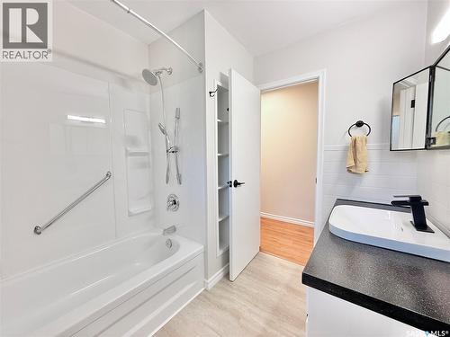 201 Ottawa Street, Davidson, SK - Indoor Photo Showing Bathroom