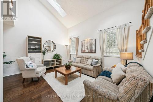 2210 Heidi Avenue, Burlington, ON - Indoor Photo Showing Living Room