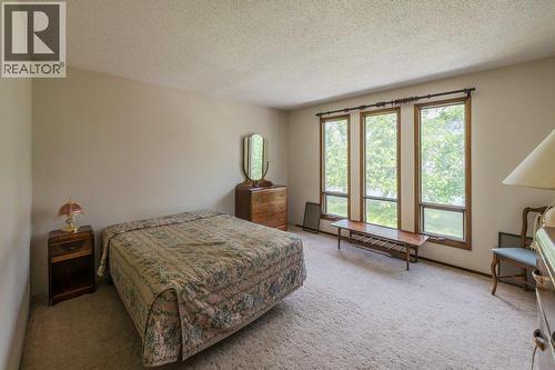 294 Road 18 Road, Oliver, BC - Indoor Photo Showing Bedroom