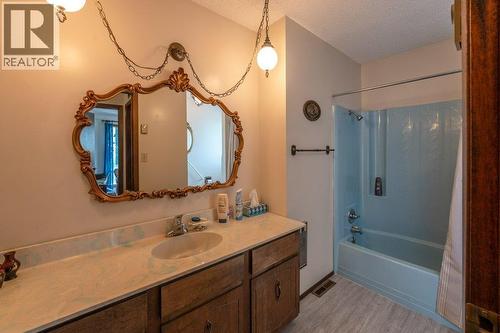 294 Road 18 Road, Oliver, BC - Indoor Photo Showing Bathroom