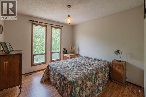 294 Road 18 Road, Oliver, BC - Indoor Photo Showing Bedroom